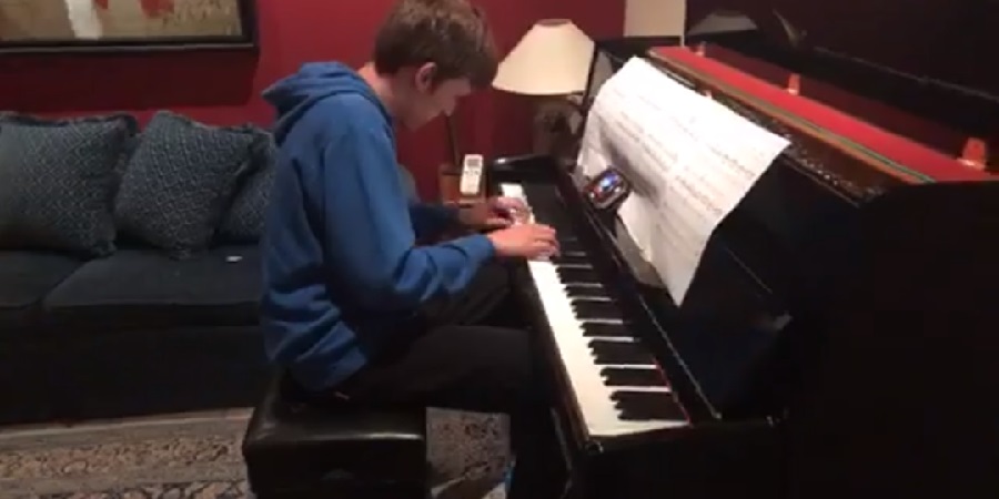 Εξαιρετικό ταλέντο στο πιάνο ο γιος της Ειρήνης Χαραλαμπίδου - VIDEO