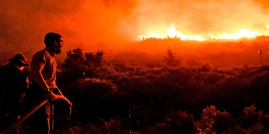 Μαίνεται ανεξέλεγκτη η φωτιά στην Πεντέλη - Ποιες περιοχές έχουν εκκενωθεί