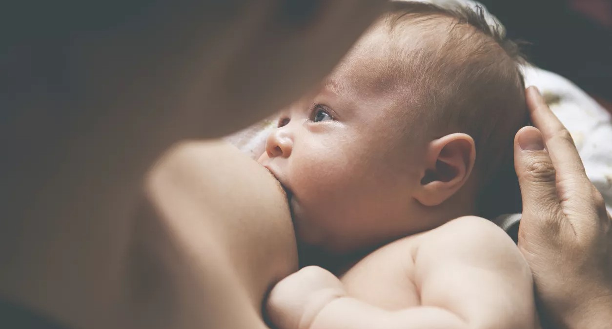 Θηλασμός: Δύο μαίες δίνουν tips για θηλάζουσες μητέρες το καλοκαίρι