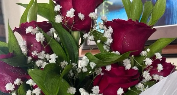 Άγνωστος «Βαλεντίνος» έστειλε λουλούδια σε Κύπρια παρουσιάστρια και η ίδια τον ψάχνει
