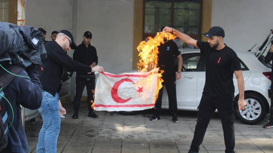 ΟΖΕΡΣΑΙ: Εχουν αναγνωριστεί τα άτομα που έκαψαν τη σημαία του ψευδοκράτους- Οδηγίες στα οδοφράγματα