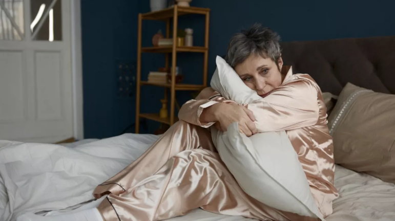 Αϋπνία στις 3 τα ξημερώματα: Πώς επηρεάζει τις γυναίκες μετά τα 55 και ποιοι είναι οι λόγοι;