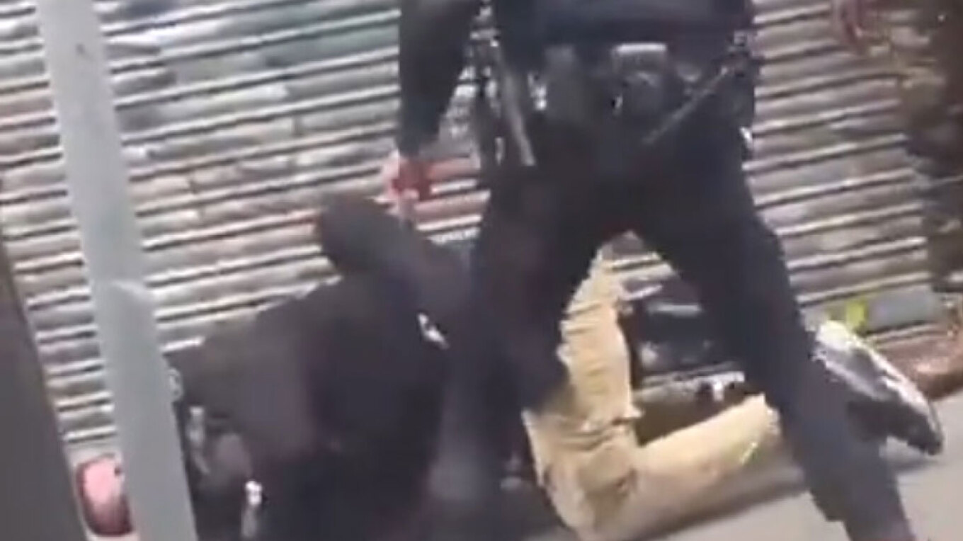 Οργή στην Ισπανία μετά το βίντεο με αστυνομικούς να ξυλοκοπούν άοπλους μαύρους σε γειτονιά της Μαδρίτης