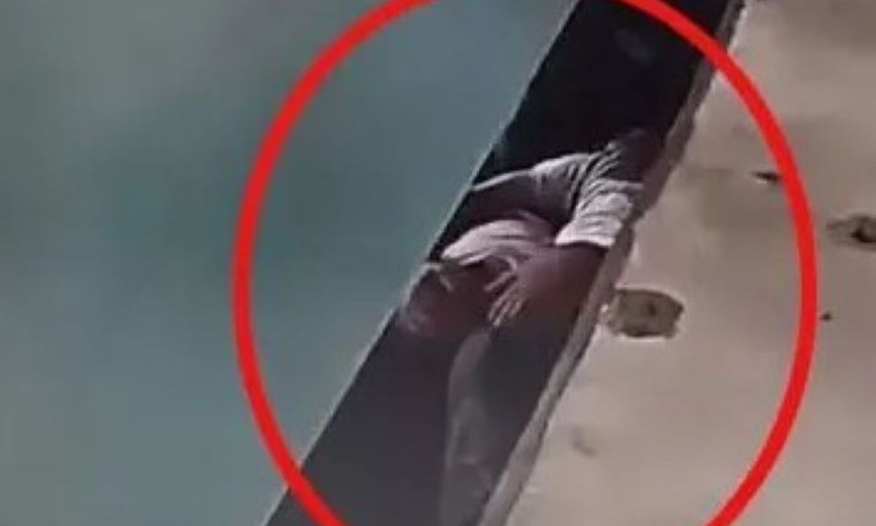 Video: Άνδρας έγινε «ασπίδα» για το μωρό του και το τρένο πέρασε από πάνω τους 