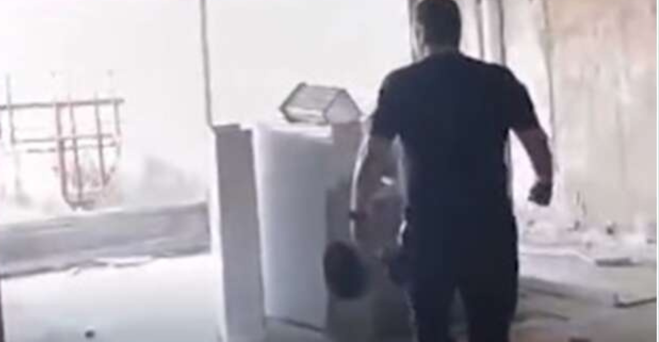 Συγκλονιστικό βίντεο: Αστυνομικοί σώζουν άνδρα που ετοιμαζόταν να πηδήξει από τον 6ο όροφο στον Πειραιά