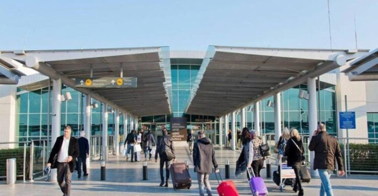 «Λαβράκι» στο Αεροδρόμιο Λάρνακας: Εντοπίστηκαν 205 κούτες τσιγάρων και 23 κιλά καπνού σε αποσκευές επιβατών