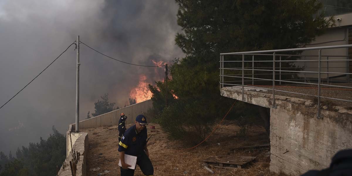Φωτιά στη Βούλα: Κάηκαν τέσσερα σπίτια - Εικόνες καταστροφής και απόγνωσης -Δείτε φωτογραφίες και βίντεο 