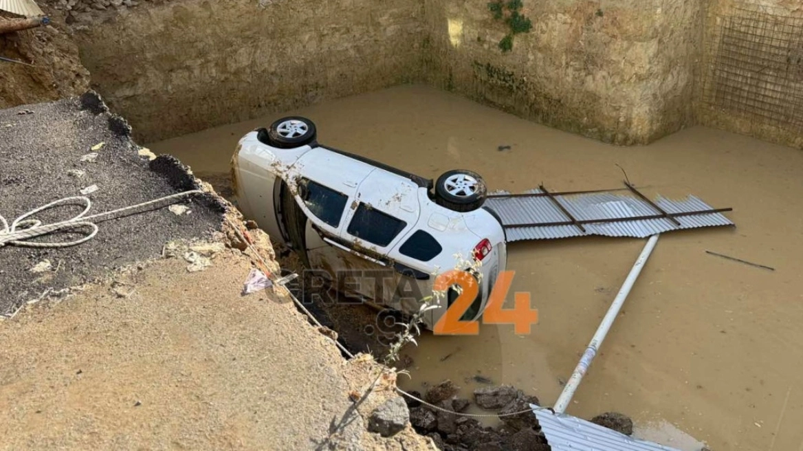 Αυτοκίνητο «βούλιαξε» στο Ηράκλειο γιατί υποχώρησε οδόστρωμα από την κακοκαιρία - Επέπλεε στις λάσπες