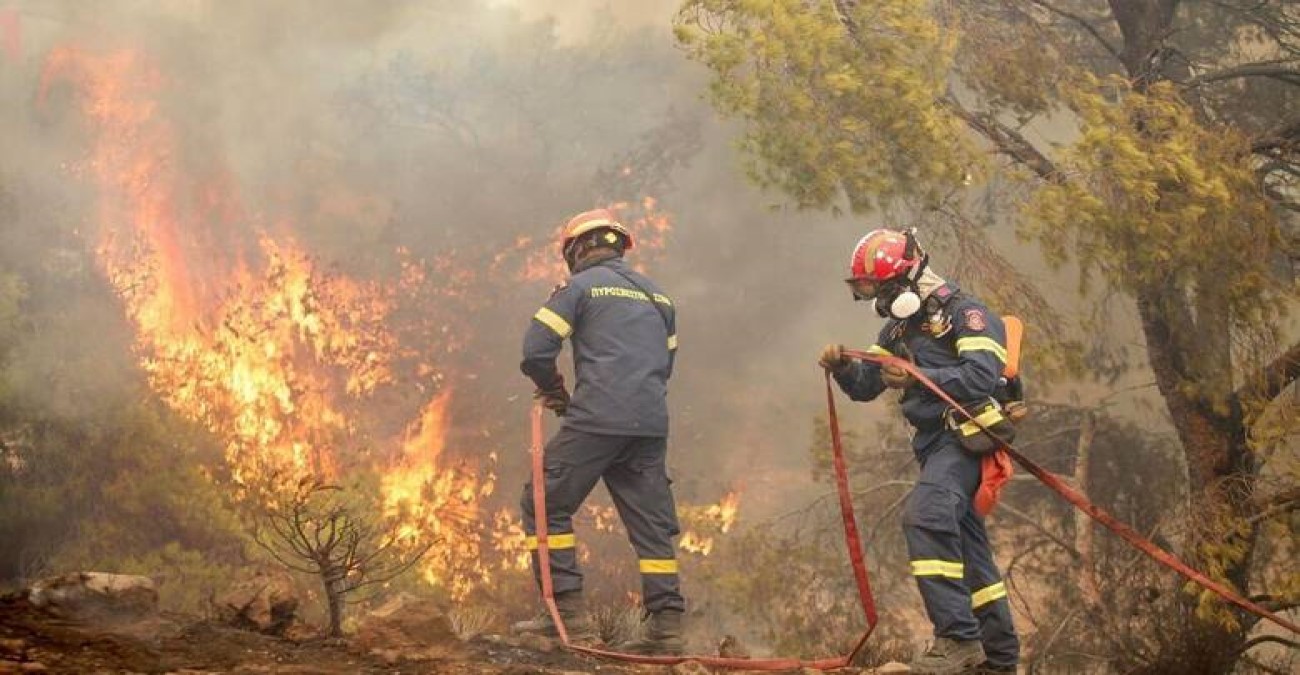 Θεσσαλονίκη: Δύο πυροσβέστες λιποθύμησαν ενώ έσβηναν φωτιά