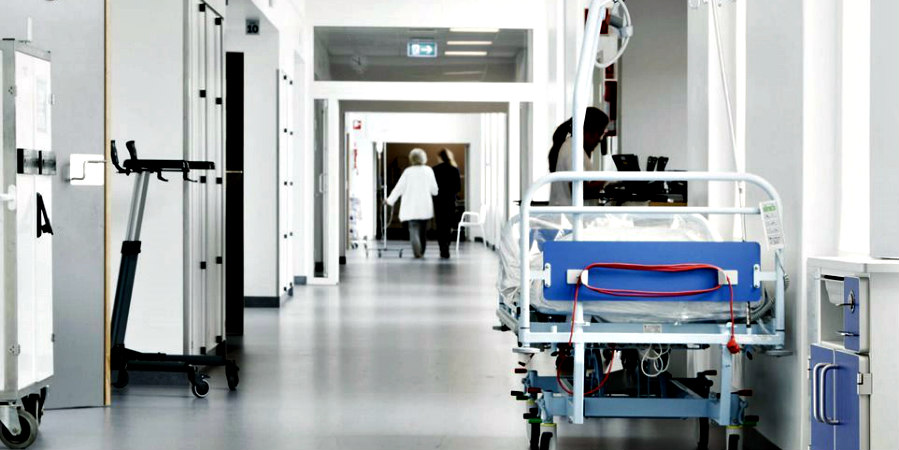 Mειώνεται η ενδιάμεση ηλικία στις ΜΕΘ - Mεγάλη πίεση στα νοσοκομεία