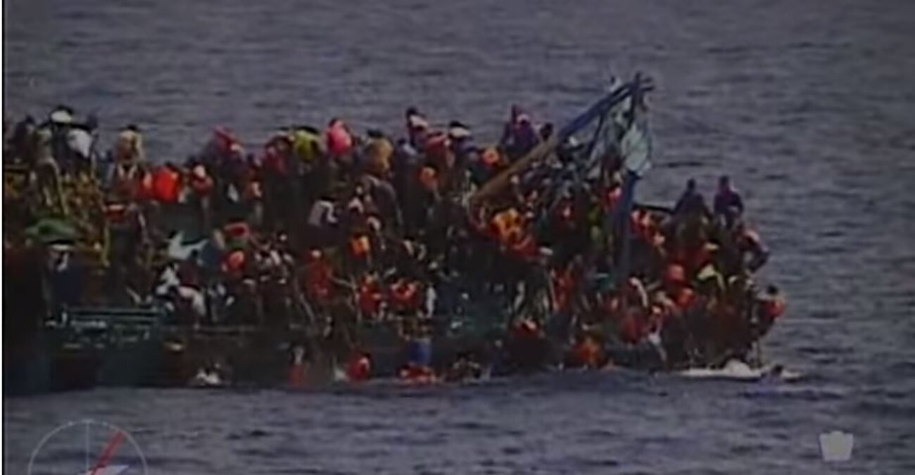 Συγκλονιστικό βίντεο από ναυάγιο με μετανάστες το 2016 στην Ιταλία - Οι τραγικές ομοιότητες με την τραγωδία στην Πύλο