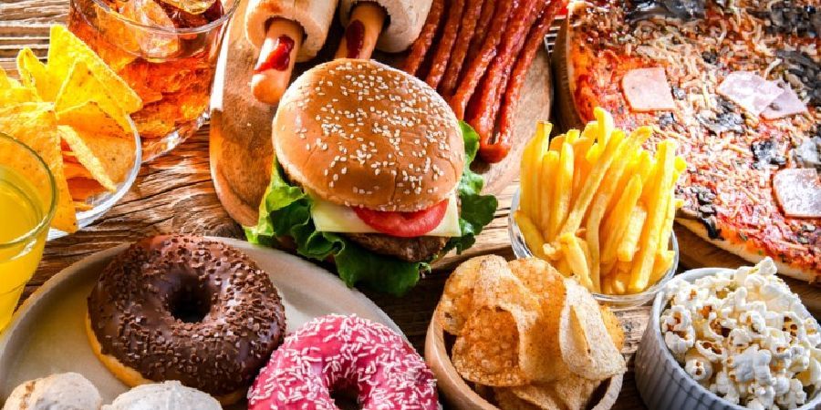 Junk food: Πόσο επηρεάζει η διατροφή την ποιότητα του ύπνου - Ο ρόλος της ζάχαρης