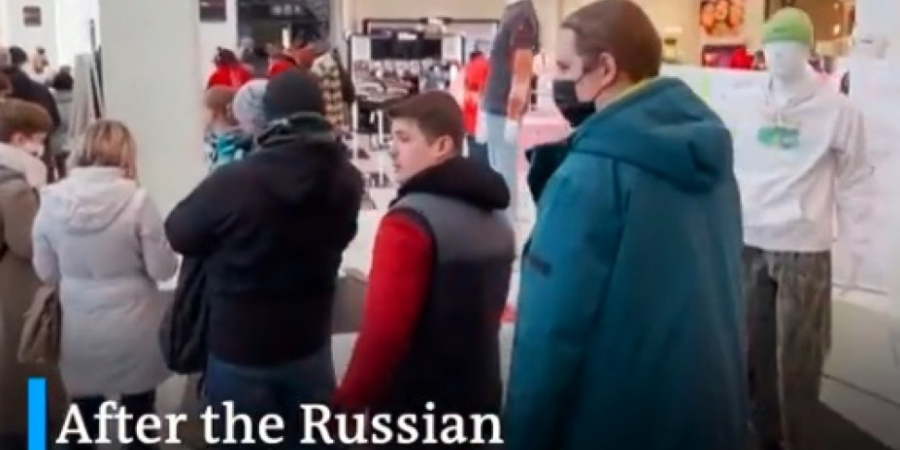 Χάος στη Ρωσία: Ουρές Ρώσων πολιτών στα ATM φοβούμενοι για τις αποταμιεύσεις τους – Δείτε βίντεο