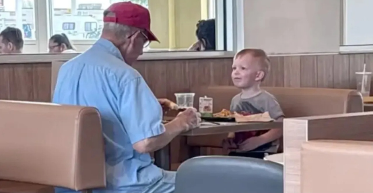 ΒΙΝΤΕΟ: Αγοράκι είδε ηλικιωμένο να τρώει μόνος του και πήγε να του κάνει παρέα