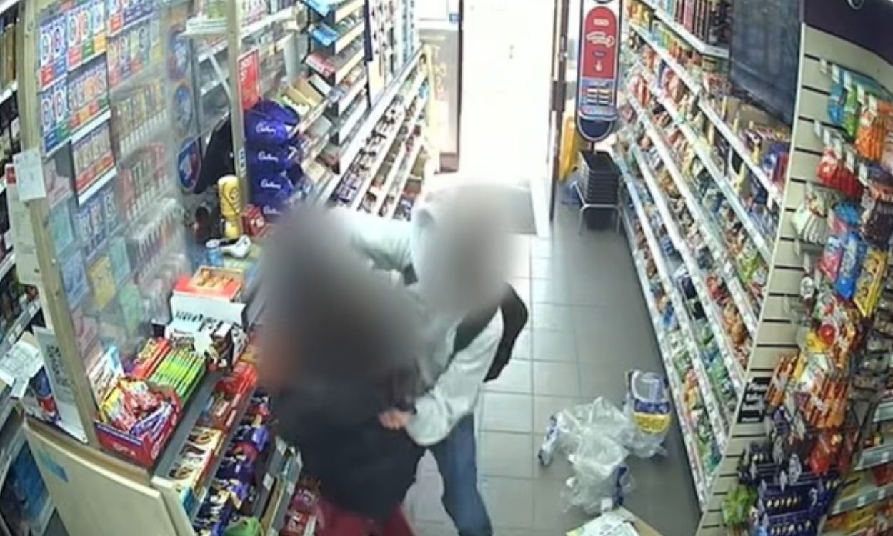 Σκληρό βίντεο: Η στιγμή που 14χρονος μαχαιρώνει κορίτσι που αρνήθηκε να βγει ραντεβού μαζί του