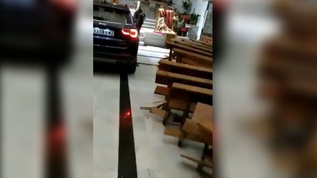 ΑΠΙΣΤΕΥΤΟ: 35χρονος «μπούκαρε» με το αυτοκίνητο μέσα σε εκκλησία για να ξεφύγει από το σατανά- ΒΙΝΤΕΟ