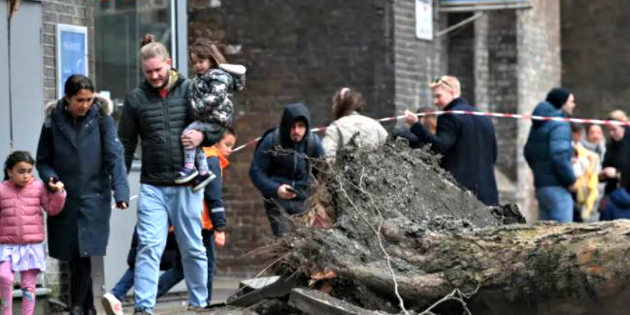 Κακοκαιρία «Γιούνις» στη Βρετανία: Τουλάχιστον εννέα νεκροί και πάνω από ένα εκατομμύριο σπίτια χωρίς ρεύμα - ΒΙΝΤΕΟ 