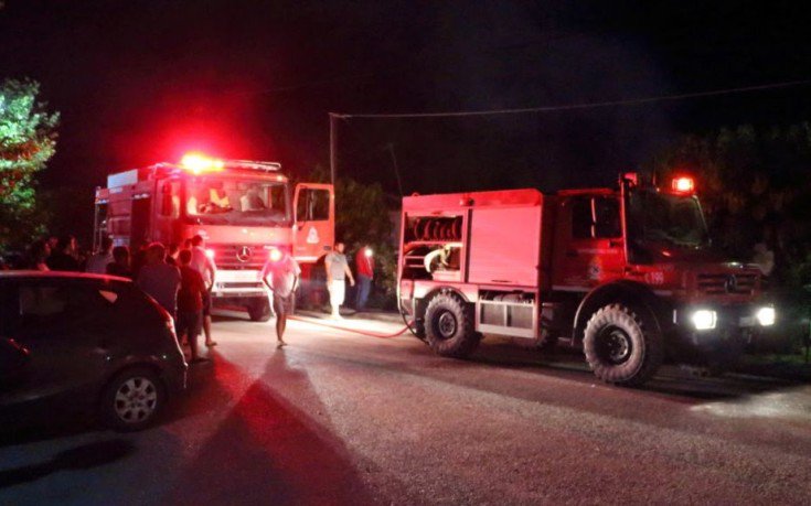 ΕΛΛΑΔΑ: Μεγάλη μάχη με τις φλόγες έξω από το χωριό της Κεφαλονιάς- Μαζεμένοι στην πλατεία οι κάτοικοι