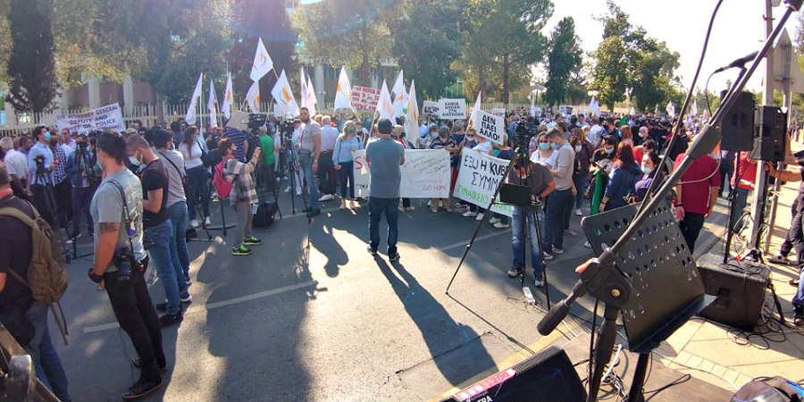 Μαζική παρουσία στη διαμαρτυρία έξω από το Προεδρικό -ΦΩΤΟΓΡΑΦΙΕΣ & ΒΙΝΤΕΟ