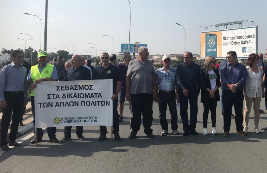 ΡΙΖΟΕΛΙΑ: Και η Αννίτα Δημητρίου στην διαμαρτυρία των κατοίκων μαζί με άλλους βουλευτές - ΦΩΤΟΓΡΑΦΙΕΣ