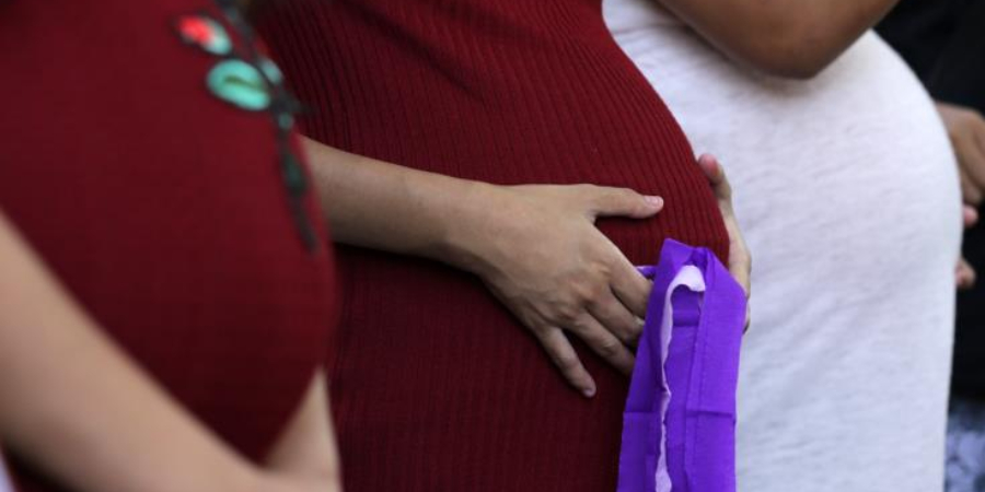 Συζητιέται στη Βουλή: Συμπερίληψη μίας τουλάχιστον θεραπείας εξωσωματικής γονιμοποίησης στο ΓεΣΥ