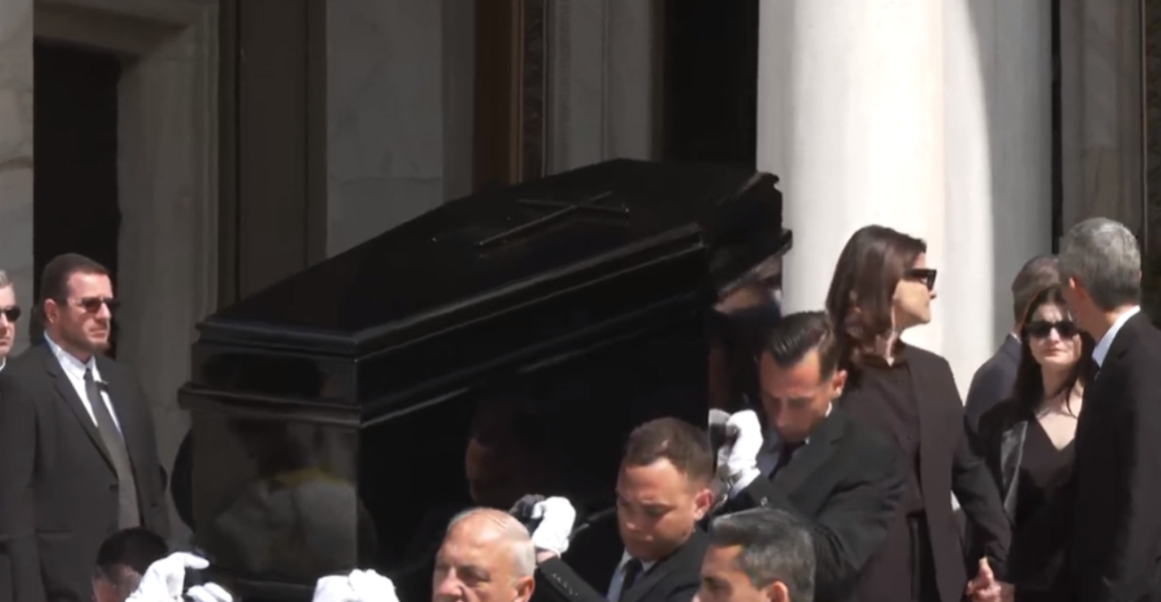 Η Ελλάδα είπε το τελευταίο αντίο στη Μαρινέλλα - Συγκλονιστικοί επικήδειοι από Αλεξίου και Νταλάρα