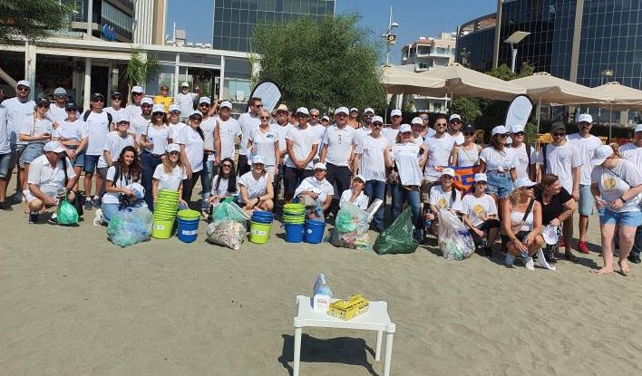 Εθελοντές μάζεψαν σε μισή ώρα 55 κιλά σκουπίδια σε παραλία στη Λεμεσό