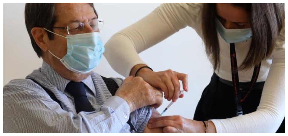 Η Κομισιόν καλεί τα κράτη μέλη να εμβολιάσουν το 70% των ενηλίκων ως το καλοκαίρι