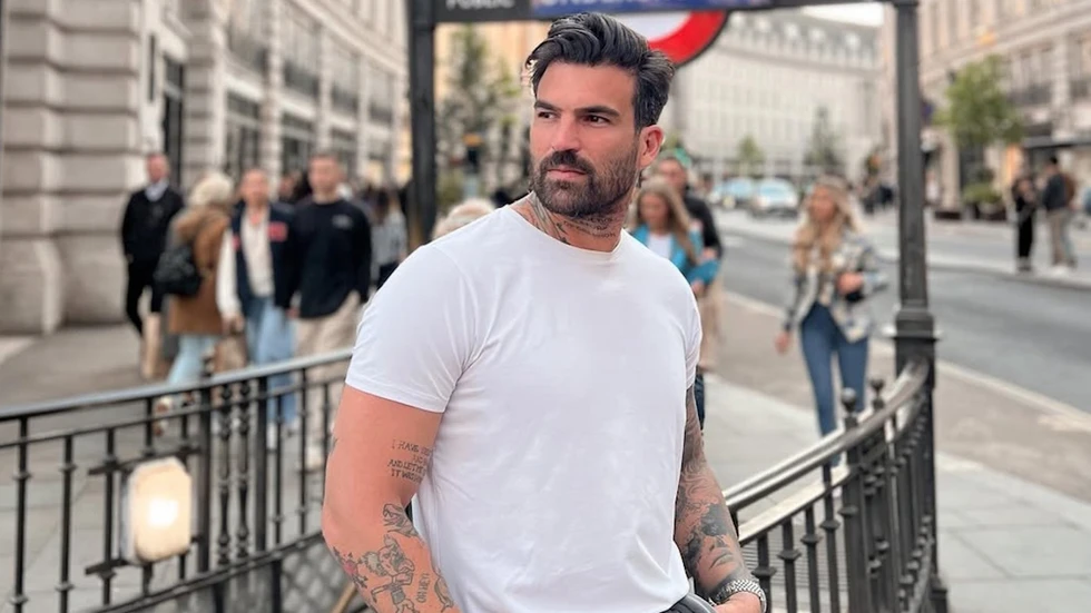 Δημήτρης Αλεξάνδρου: Στο γήπεδο μαζί με γνωστή Ελληνίδα τραγουδίστρια - Οι δύο τους μοιράστηκαν στιγμιότυπα από την ατμόσφαιρα στις κερκίδες