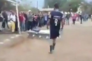Απίστευτο και… ανατριχίλα! Έβαλαν νεκρό ποδοσφαιριστή στο γήπεδο για να… σκοράρει – ΒΙΝΤΕΟ
