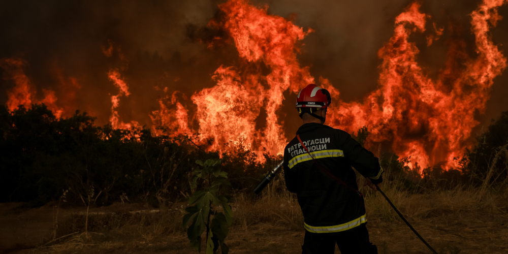 Φωτιά στη Νέα Μάκρη: Απομακρύνονται κάτοικοι από τα σπίτια τους – Ολονύχτια μάχη σε δύο μέτωπα