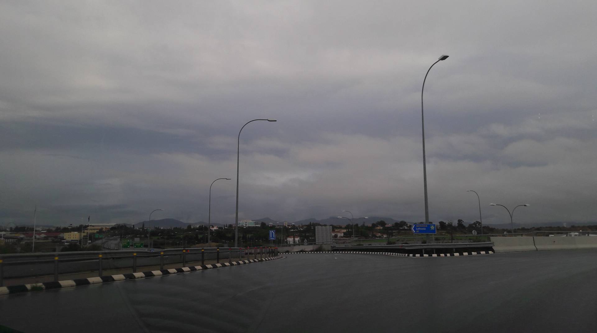 Καταρρακτώδεις βροχές και περιορισμένη ορατότητα στον αυτοκινητόδρομο Λευκωσίας - Λάρνακας 