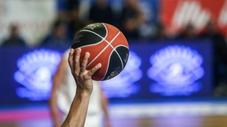 Σκάνδαλο στο ελληνικό μπάσκετ: Προφυλακιστέος ο Κορομηλάς, σε κατ' οίκον περιορισμό με βραχιολάκι Τσαρούχα και Πηλοΐδης