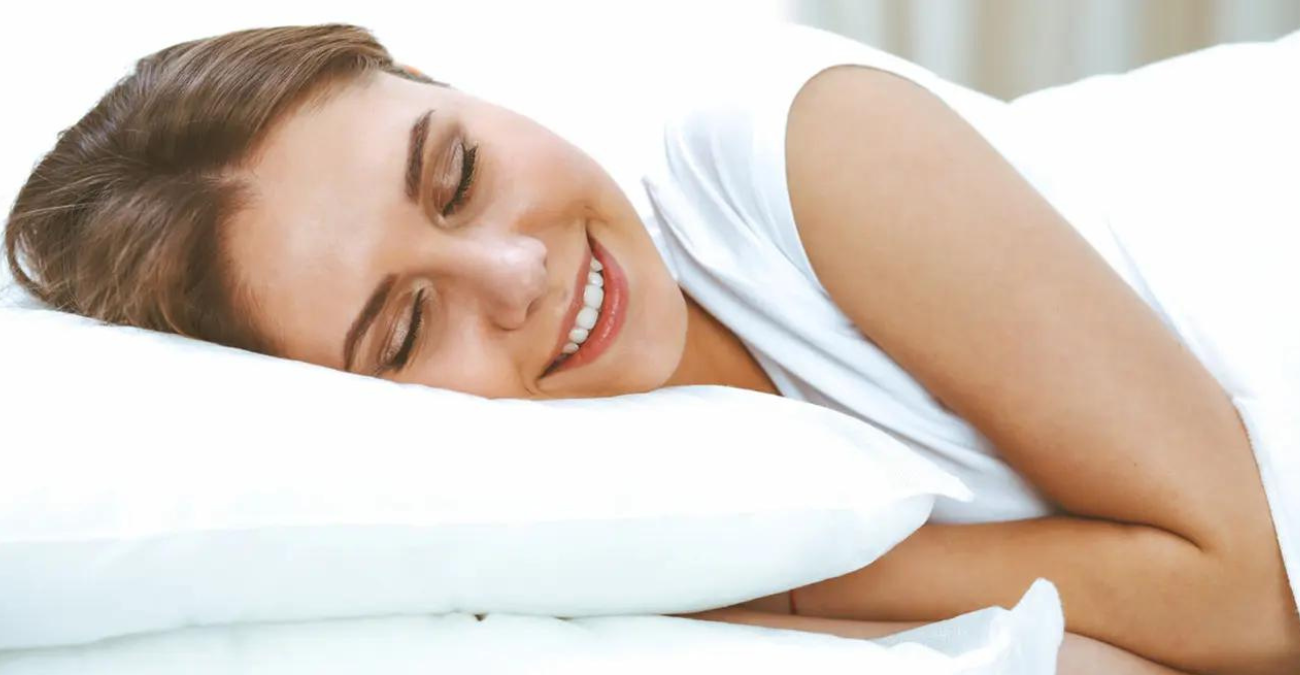 Αυτές είναι οι 6 καλύτερες θέσεις για ύπνο αν πονάει η μέση σας