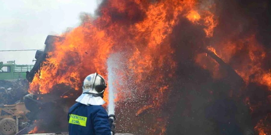 ΠΑΦΟΣ: Φωτιά σε εν κινήσει φορτηγό – Επεκτάθηκε σε παρακείμενο χωράφι