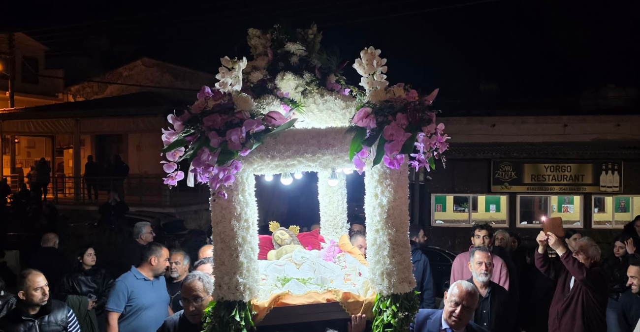 Δάκρυα και συγκίνηση στον Κορμακίτη - Ο Επιτάφιος που «λύγισε» τους πιστούς - Φωτογραφίες