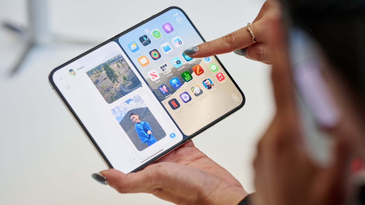 Ανάρπαστο το πανάκριβο iPhone Duo: Εξαντλήθηκε πριν καν κυκλοφορήσει, οι παραδόσεις θα γίνονται μέχρι και το 2027
