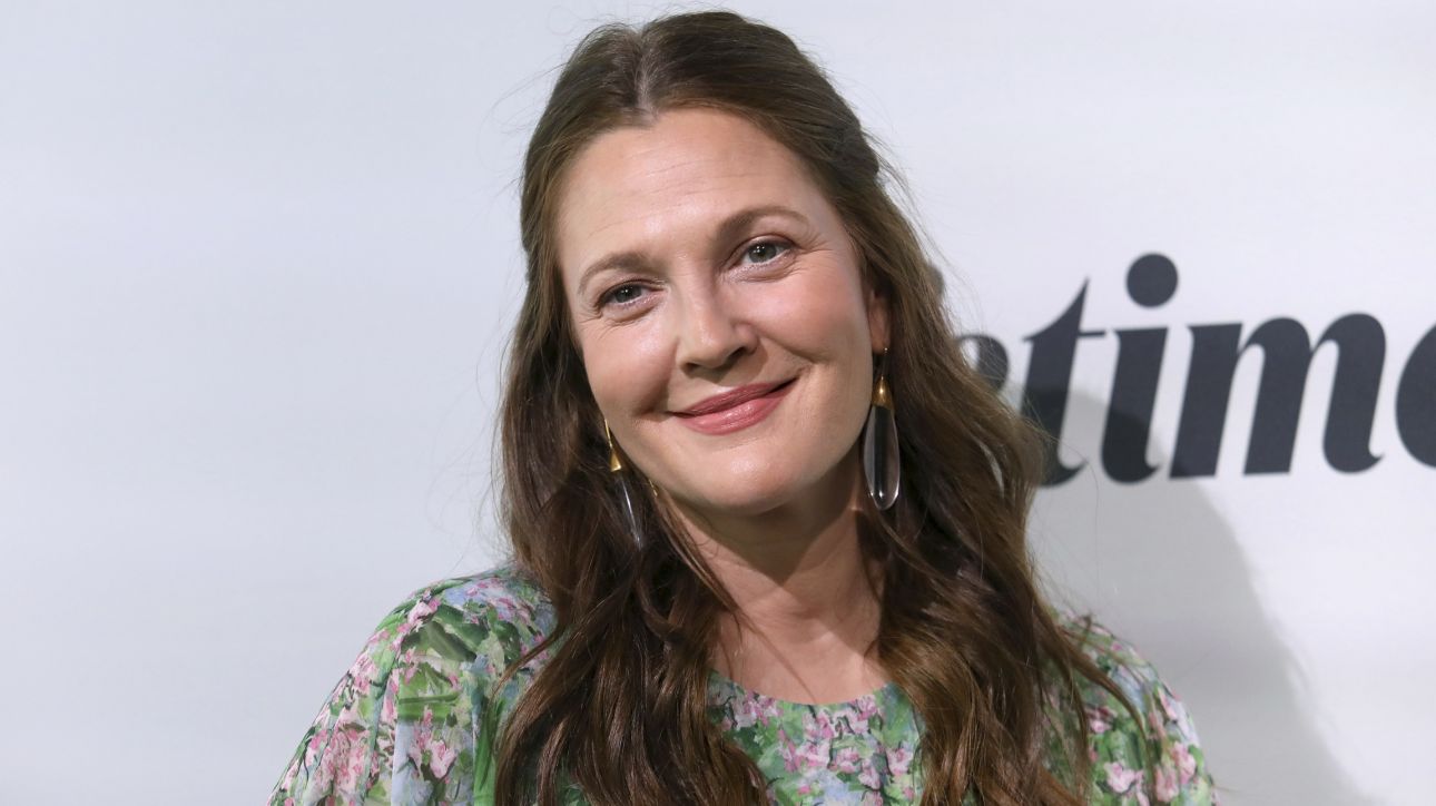 VIDEO: Η Ντρου Μπάριμορ ξύπνησε την Ελληνίδα μέσα της... έσπασε πιάτο και φώναξε «Ώπα»