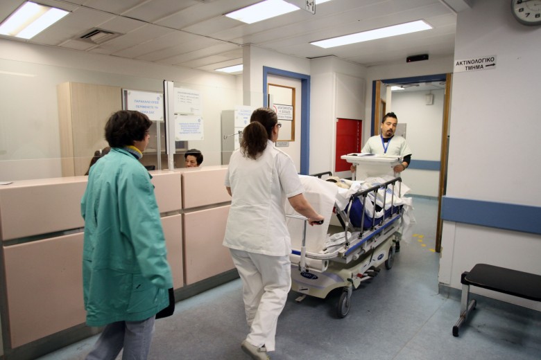 Κρούουν τον κώδωνα οι κυβερνητικοί γιατροί - «Τα κρατικά νοσηλευτήρια είναι στον αναπνευστήρα»