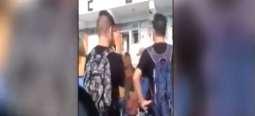 ΚΥΠΡΟΣ: Καθηγητής καταγγέλθηκε ότι έδιωξε από το σχολείο μαθήτρια γιατί φορούσε μαντήλα – Έξαλλοι οι συμμαθητές της – VIDEO