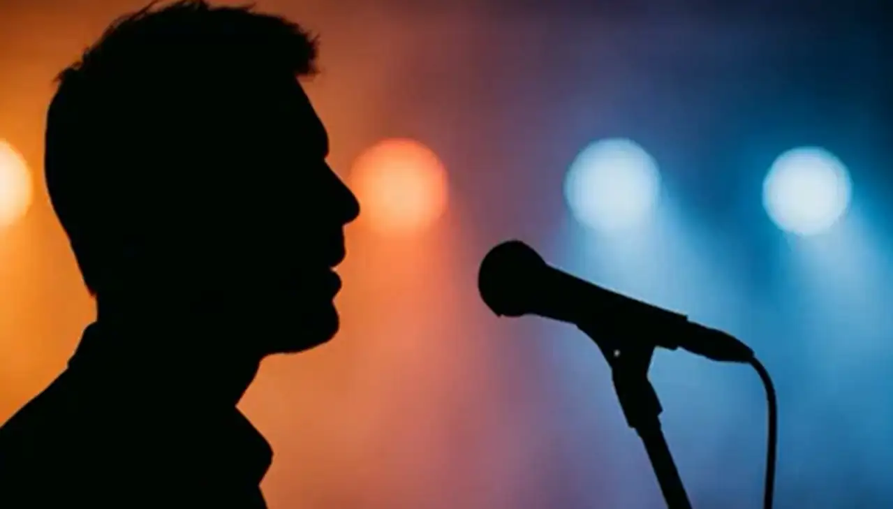 Απίστευτη απάτη: Παρίστανε γνωστό τραγουδιστή, της πουλούσε έρωτα και την έπεισε να πουλήσει τα χωράφια της