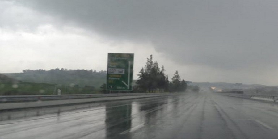 ΟΔΗΓΟΙ - ΠΡΟΣΟΧΗ: Επικίνδυνο σημείο στον αυτοκινητόδρομο - Έντονη βροχόπτωση 