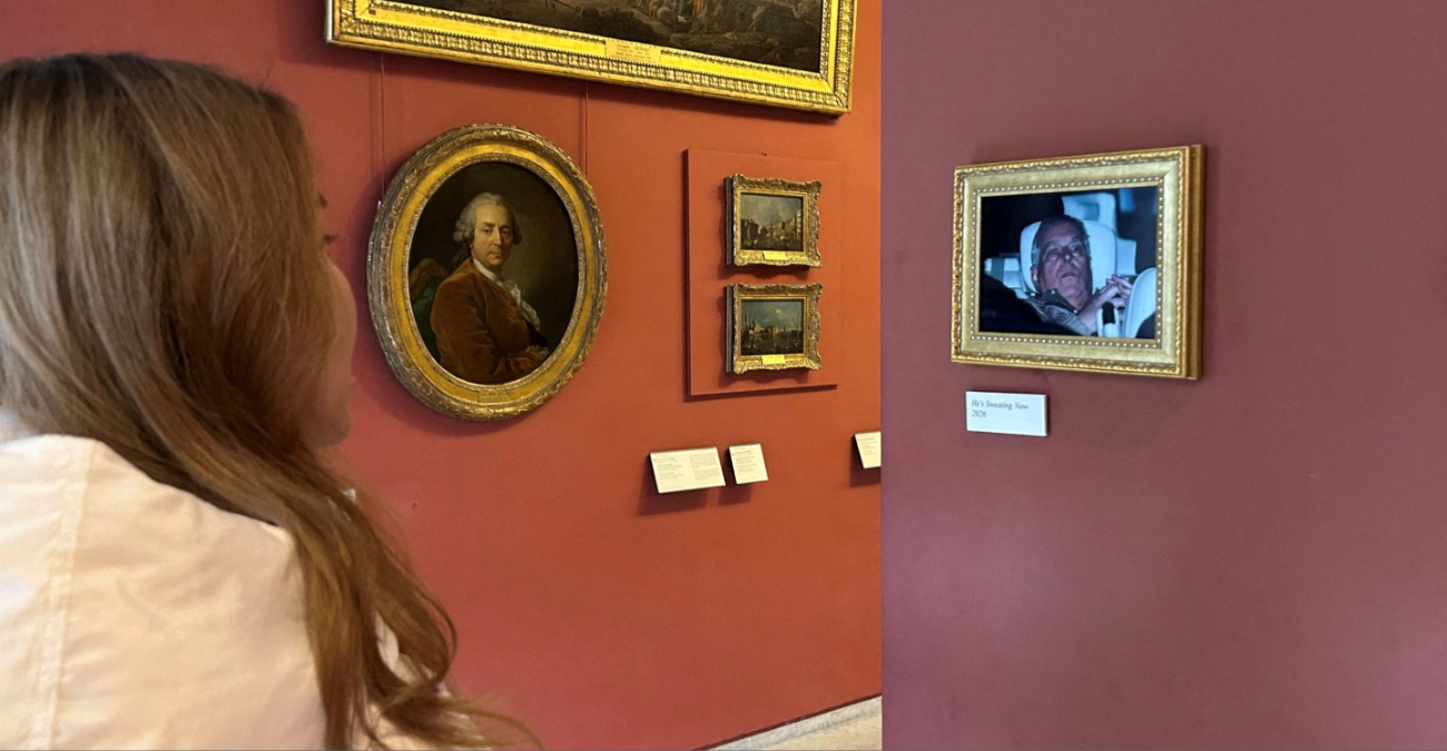 Τώρα ιδρώνει: Η φωτογραφία του έκπτωτου πρίγκιπα Άντριου μετά τη σύλληψή του έγινε «έργο τέχνης» στο Λούβρο