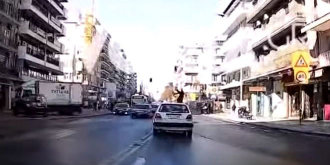 Αυτοκίνητο χτυπάει πεζή στο κέντρο της Θεσσαλονίκης - Ελαφριά τραυματισμένη - VIDEO