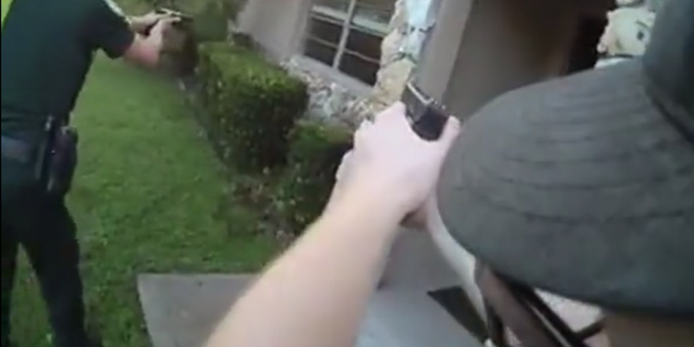 Κλείδωσε την κοπέλα του έξω από το σπίτι και απειλούσε αστυνομικούς με τα όπλα του - VIDEO