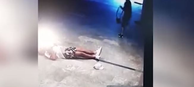 Τουρίστες πιάστηκαν στα χέρια - Του έστειλε νοσοκομείο -VIDEO