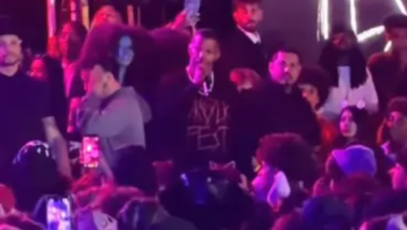 VIDEO: Έξαλλος ο Τζέιμι Φοξ με νεαρούς που πέταξαν μπουκάλια σε τραγουδίστρια στο σπίτι του