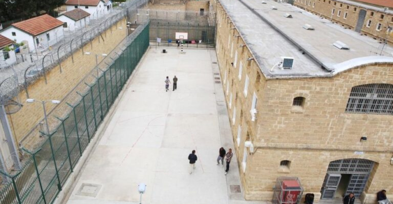 Έκθεση-κόλαφος Ελεγκτικής για Φυλακές: Παρατυπίες με ώρες εργασίας και άδειες ασθενείας – Τα κενά ασφάλειας και ο υπερπληθυσμός