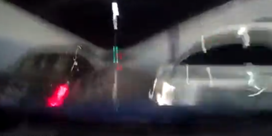 Συγκλονιστικό τροχαίο σε τούνελ – Σηκώθηκε στον αέρα το όχημα – VIDEO