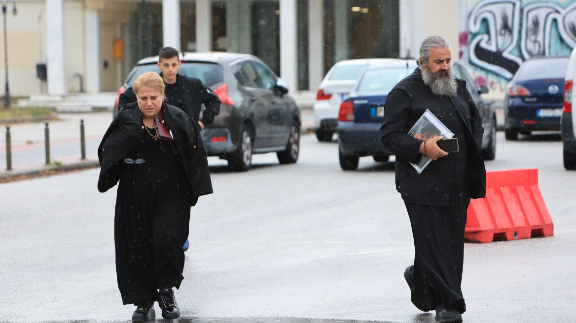 Συγκλονίζει η μητέρα του Κυπριανού στη δίκη για τα Τέμπη: «Αντί να τον ντύνω γαμπρό, τον έντυνα νεκρό»